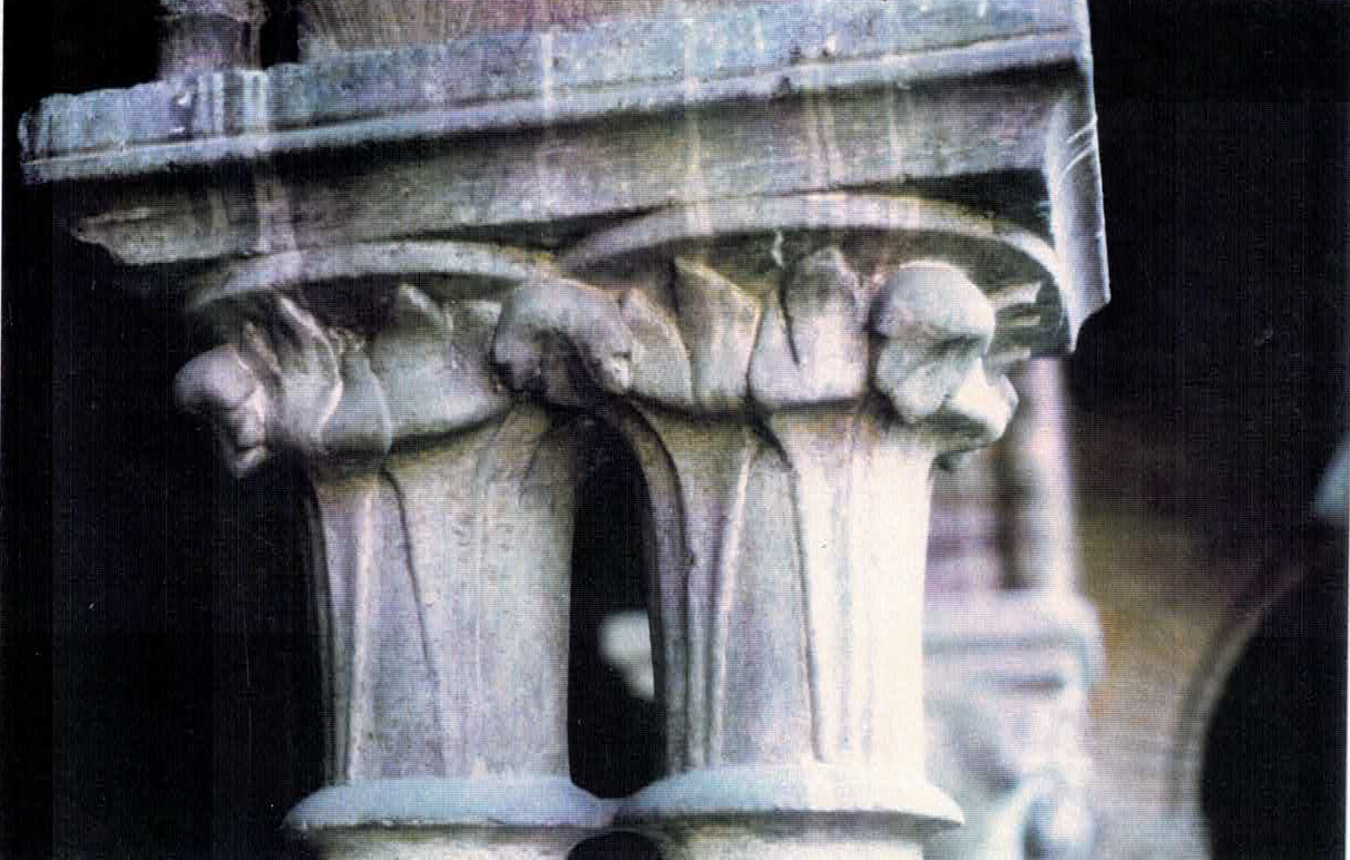 Colonne du Pavillon au cloître des Jacobins - haut