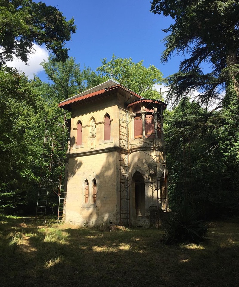 Pavillon néo-gothique du Château de Scopont